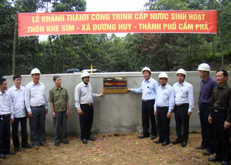 Công ty TNHH MTV Than Quang Hanh cắt băng khánh thành công trình cấp nước sạch sinh hoạt cho nhân dân thôn Khe Sím (xã Dương Huy, TP Cẩm Phả).