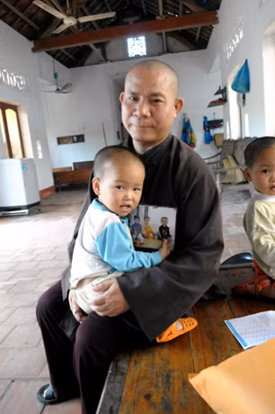 Bé Sáu trong vòng tay thầy Tuân.