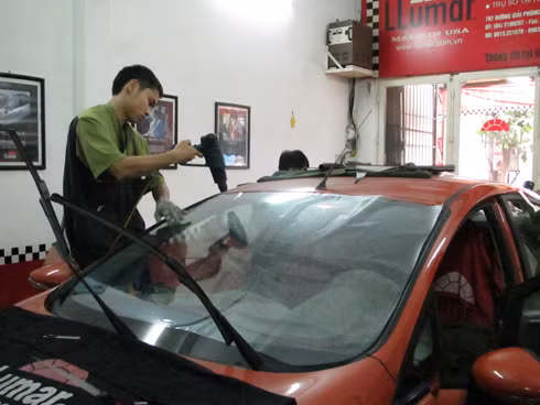 Phim chống nóng dùng cho kính lái cần có độ xuyên sáng cao, độ phản gương thấp. Ảnh: Thế Hoàng