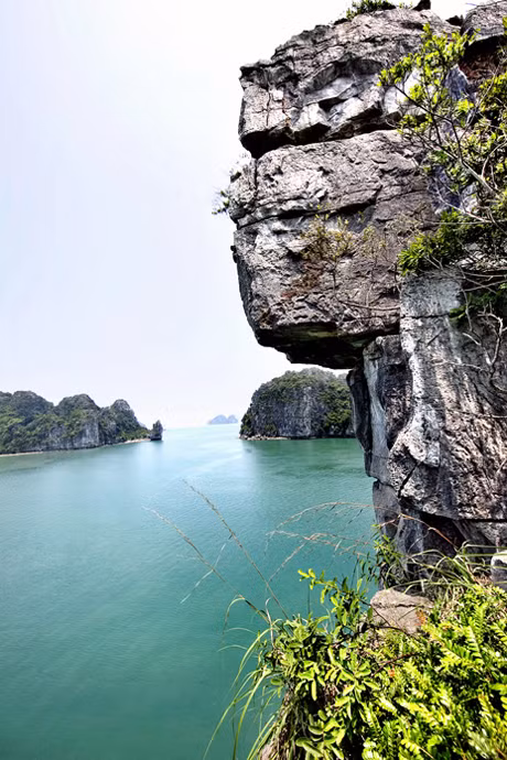 Hạ Long - Đá và nước.