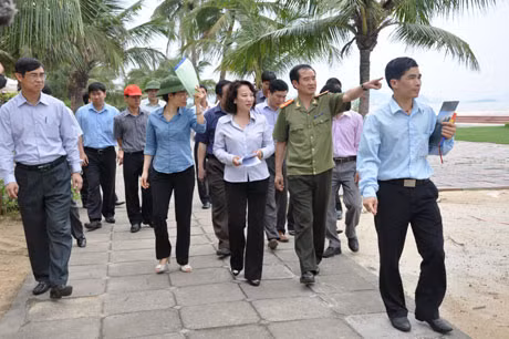 Đồng chí Vũ Thị Thu Thủy, Phó Chủ tịch UBND tỉnh cùng đoàn kiểm tra khu vực tổ chức giải bóng chuyền nữ quốc tế tại khu du lịch Tuần Châu