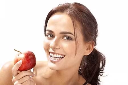 Bạn nên ăn nhiều hoa quả tươi giàu vitamin và ăn ít nhất 1 trái cây/ngày. Bạn cũng nên duy trì điều này lâu dài để nhận được các hiệu ứng đáng kể của hoa quả đối với mặt tiền và vóc dáng cơ thể bạn.