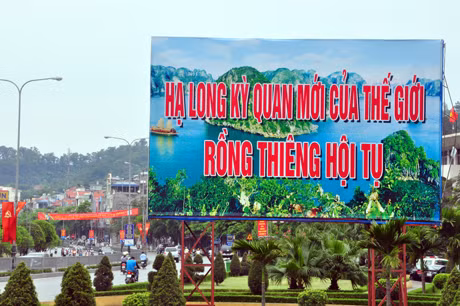 Pa nô lớn trên đường Nguyễn Văn Cừ được trang trí từ nhiều ngày nay chào mừng Tuần du lịch Hạ Long - Quảng Ninh 2012.