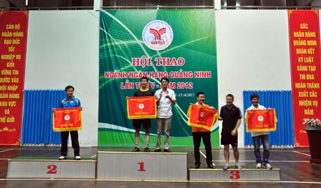 BTC trao giải cho các đoàn.