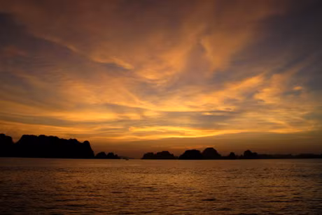 Mây vờn trên vịnh.