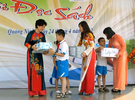 Các khối lớp quyên góp tặng cho thư viện nhà trường 496 đầu sách.