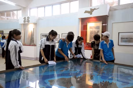 Học sinh Trường THPT Bạch Đằng cùng xem sa bàn tái hiện thuỷ chiến Bạch Đằng.
