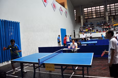 Các vận động viên thi đấu môn bóng bàn.