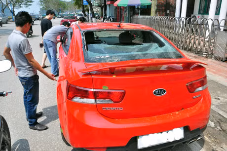 Mưa đá làm vỡ kính xe ôtô.