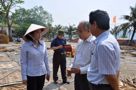 Đồng chí Vũ Thị Thu Thủy, Phó Chủ tịch UBND tỉnh chia sẻ, động viên đơn vị tổ chức thực hiện Liên hoan ẩm thực khắc phục hậu quả thiệt hại cơn mưa đá tối 20-4.