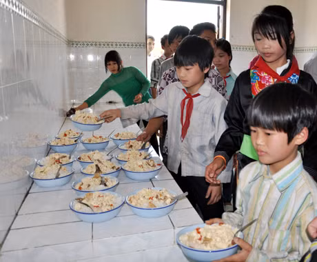 Bữa cơm chỉ có rau, đậu của học sinh bán trú Trường PTCS Đồn Đạc II sẽ có thêm dinh dưỡng nhờ sự hỗ trợ của các nhà hảo tâm.
