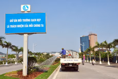 Công nhân Công ty CP đô thị môi trường tích cực chăm sóc cây xanh hai bên đường.