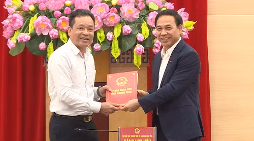 Đ/c Đặng Huy Hậu - Phó Chủ tịch Thường trực UBND tỉnh trao quyết định nghỉ hưu cho đ/c Tô Quốc Hưng