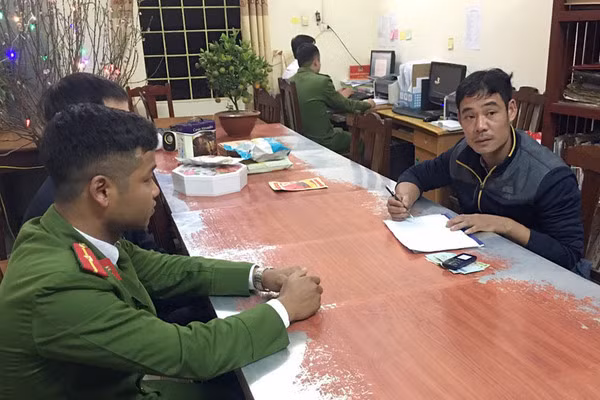 Nguyễn Xuân Phú tại cơ quan công an. Ảnh: Công an huyện Yên Lập