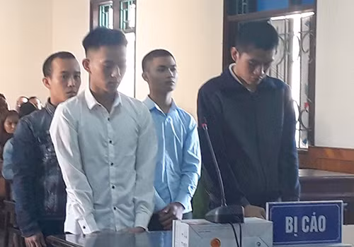 Bốn bị cáo tại tòa. Ảnh: Gia Hân
