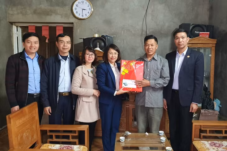 Đồng chí Lê Thị Kim Cúc, Phó Chủ tịch Thường trực Ủy ban MTTQ tỉnh, chúc tết gia đình ông Tằng Vằn Cắm, người uy tín bản Bình Hồ, xã Quảng Lâm (Đầm Hà).