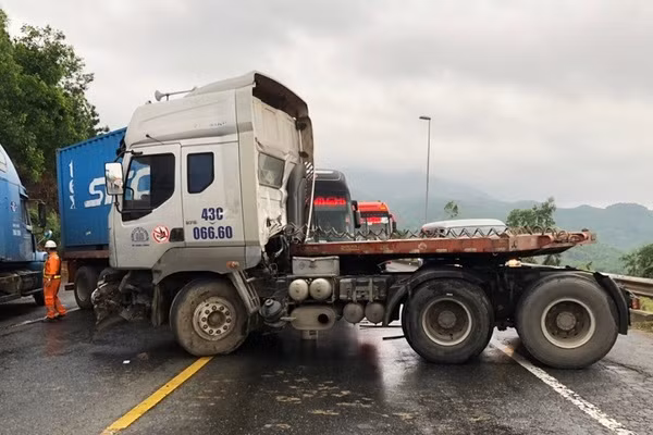 Sau khi tông vào vách núi xe container nằm xoay ngang trên đường