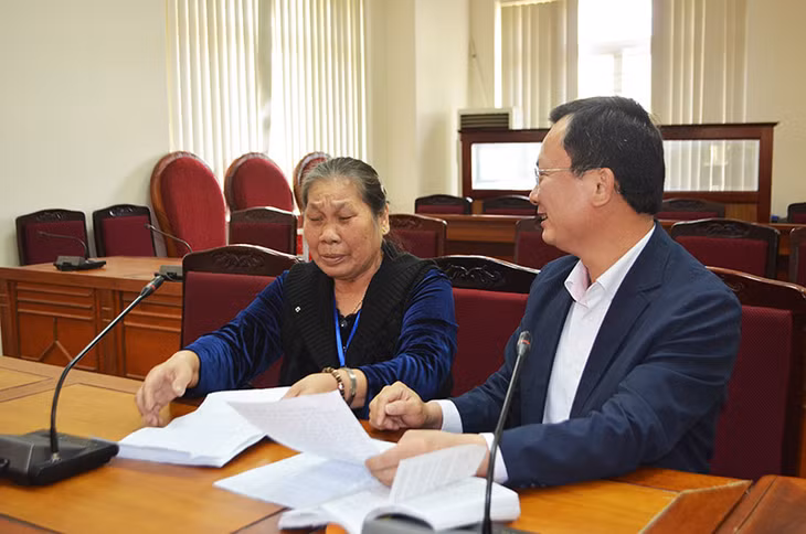 Đồng chí Cao Tường Huy, Phó Chủ tịch UBND tỉnh trò chuyện với công dân.
