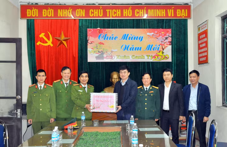Đồng chí Phó Bí thư Thường trực Tỉnh ủy động viên, tặng quà tết cho CBCS Công an phường Quang Hanh.