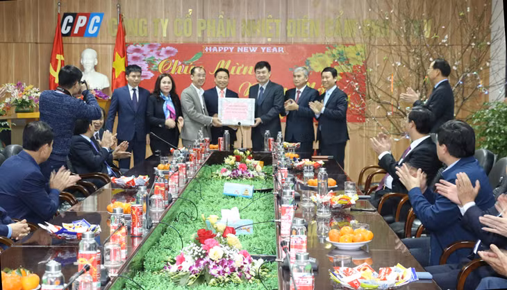 Đồng chí Ngô Hoàng Ngân, Phó Bí thư Thường trực Tỉnh ủy, chúc tết cán bộ, công nhân, lao động Công ty Nhiệt điện Cẩm Phả.