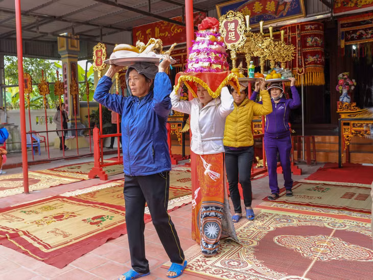 Sau nghi thức tế tổ, các gia định đội cỗ từ nhà thờ họ về nhà cùng con cháu thụ hưởng. 