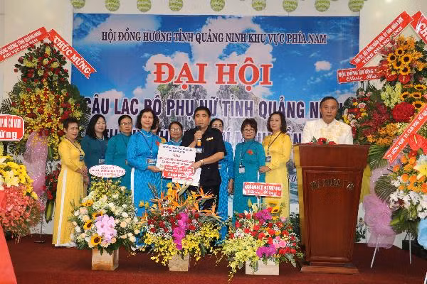 Đại diện lãnh đạo Hội đồng hương tỉnh Quảng Ninh tặng hoa chúc mừng CLB 