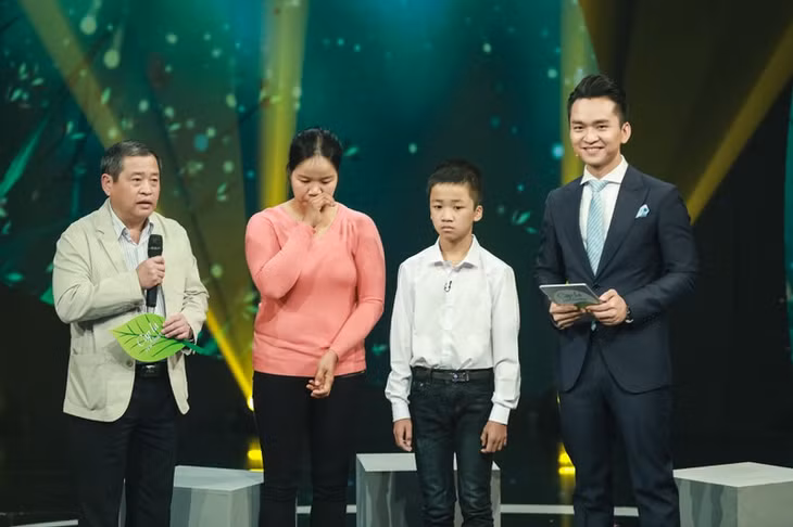 MC Hạnh Phúc là người dẫn chương trình Gala Cặp lá yêu thương Tết Canh Tý.