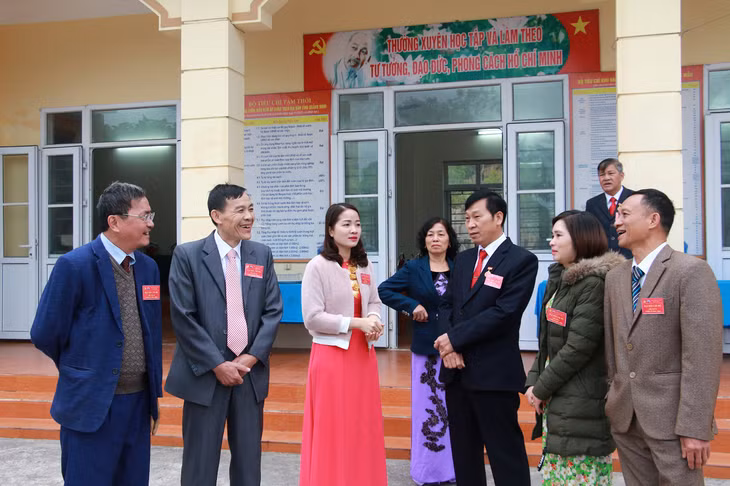 Các đại biểu tham dự Đại hội chi bộ thôn 11, xã Hạ Long, huyện Vân Đồn trao đổi bên lề đại hội.