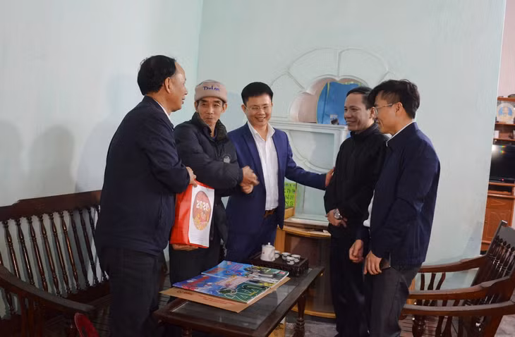 Hội Nhà báo trao tặng quà Tết cho ông Chu Xuân Tú (thứ 2 từ trái sang), thương binh 2/3, tại thị trấn Đầm Hà, huyện Đầm Hà.