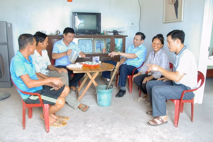 Cán bộ MTTQ huyện Tiên Yên, xã Tiên Lãng trao đổi, nắm tình hình các phong trào tại cơ sở qua người dân trong xã.