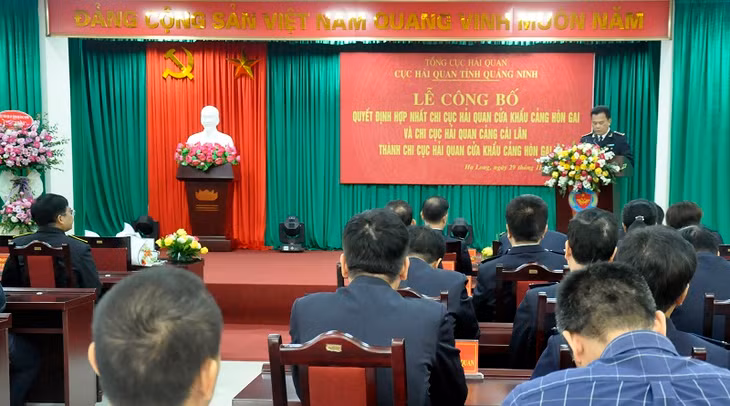 Đồng chí Ngô Tùng Dương, Chi cục trưởng Chi cục Hải quan cửa khẩu cảng Hòn Gai phát biểu nhận nhiệm vụ mới.