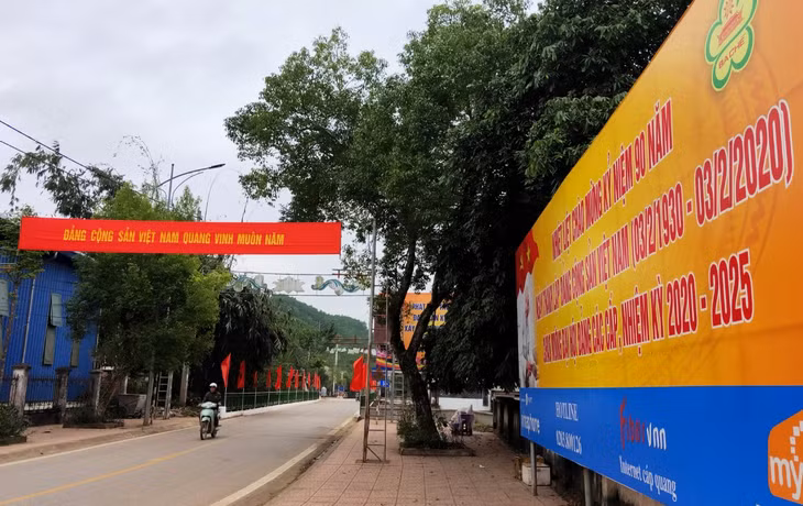 Cờ hoa rực rỡ khắp các đường phố ở Ba Chẽ