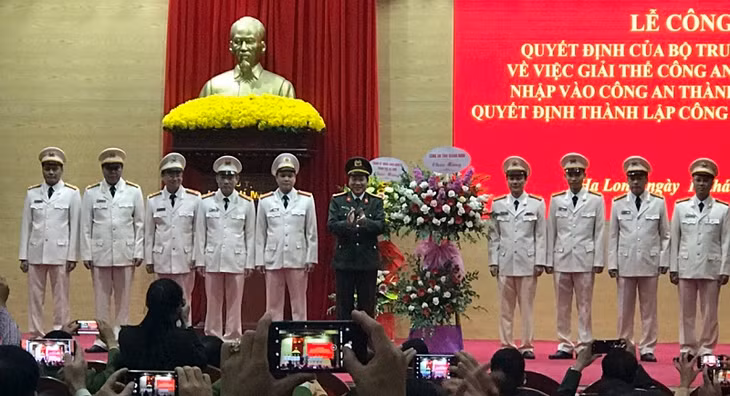 Đại tá Đỗ Văn Lực, Bí thư Đảng ủy, Giám đốc Công an tỉnh chúc mừng Ban lãnh đạo Công an TP Hạ Long. 