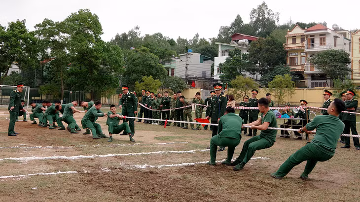 Trò chơi dân gian kéo co thu hút đông đảo cán bộ, chiến sỹ tham gia