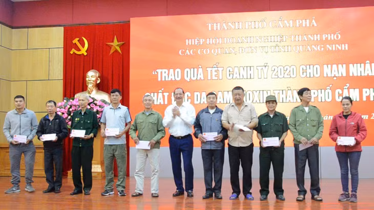 Chủ tịch Hiệp hội Doanh nghiệp TP Cẩm Phả trao quà cho các nạn nhân chất độc da cam dioxin trên địa bàn TP Cẩm Phả