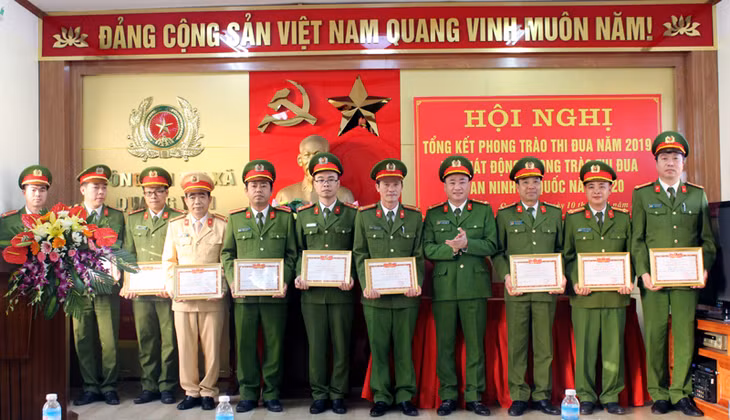 UBND tỉnh, Công an tỉnh, UBND TX đã bặng bằng khen, giấy khen cho các tập thể và cá nhân đã có những đóng góp trong phong trào thi đua 