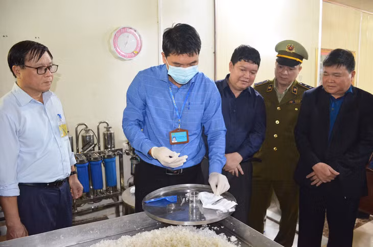 Đoàn kiểm tra liên ngành về ATVSTP kiểm tra mẫu rượu tại một đơn cơ sở sản xuất rượu thủ công tại TP Móng Cái, tháng 1/2020.