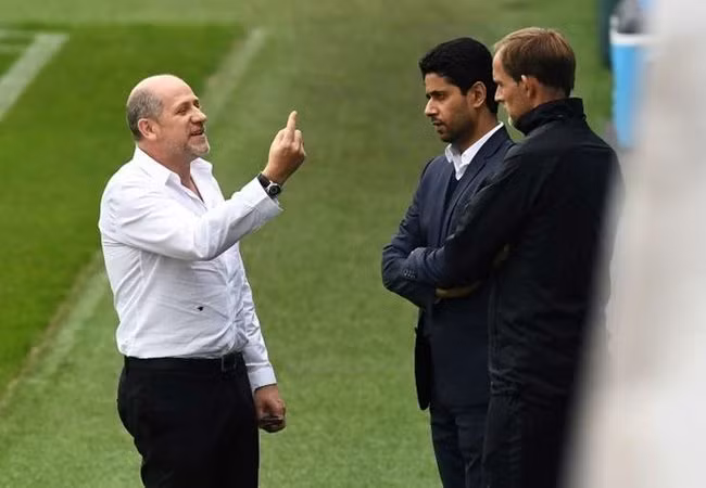 Antero Henrique (áo trắng) khi còn làm việc tại PSG.