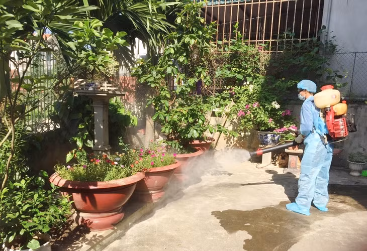 Phun hóa chất diệt muỗi phòng chống bệnh sốt xuất huyết tại TP Cẩm Phả.