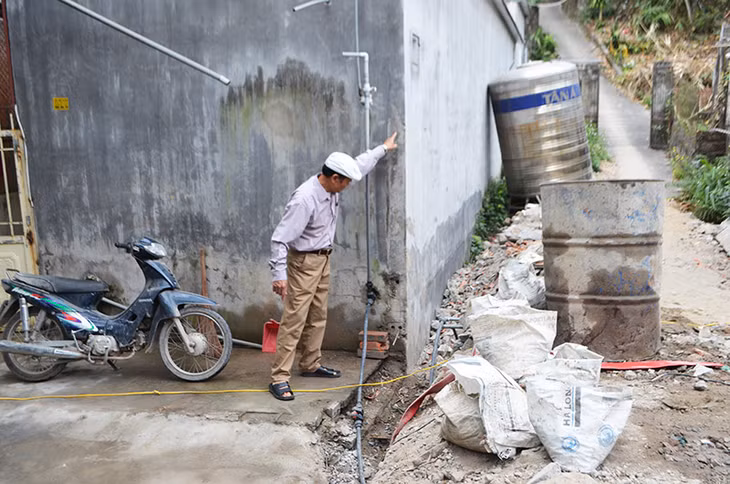 Tường bao chắn con ngõ riêng của 3 gia đình với đường đi chung của xóm do gia đình ông Toại xây dựng nhiều năm đã bị một số hộ dân phía trong tự ý phá dỡ.