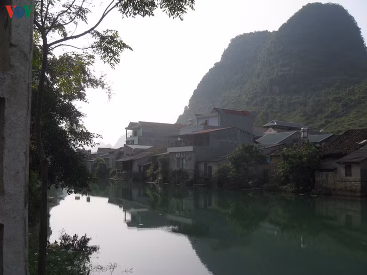 Từ Thông Huề theo dọc sông Bắc Vọng bạn có thể đi tắt đến huyện lỵ Trùng Khánh với phong cảnh thật hữu tình. Mùa Xuân hoa gạo (địa phương gọi là “mộc miên”), có thác nước nhỏ, có guồng nước, hoa cỏ tươi tốt… Có sông có núi, có ruộng có nương, có sản vật địa phương: rau tươi, cá, thịt… phong phú.