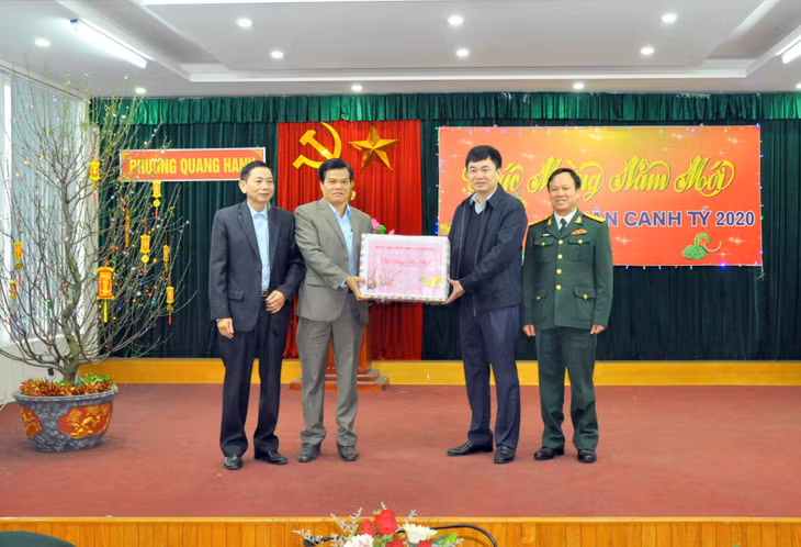 Phó Bí thư Thường trực Tỉnh ủy Ngô Hoàng Ngân chúc tết, tặng quà cán bộ và nhân dân phường Quang Hanh.