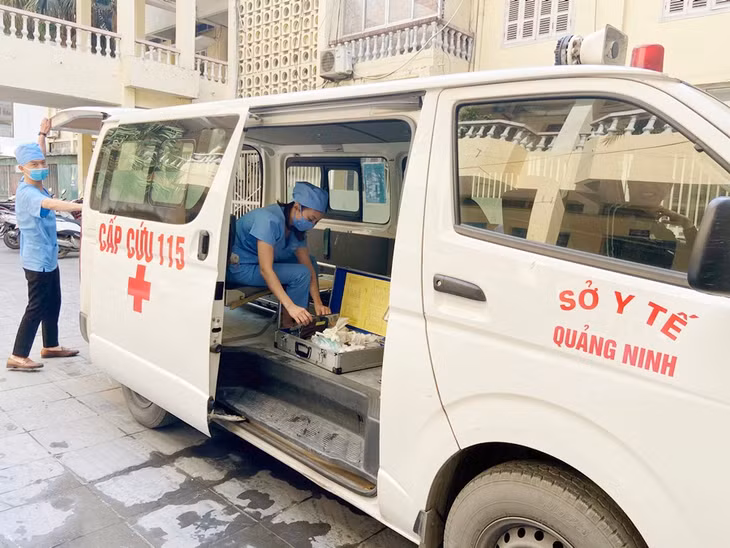 Các y, bác sĩ của Trung tâm Vận chuyển cấp cứu 115 chuẩn bị trang thiết bị đi đón người bị nạn.