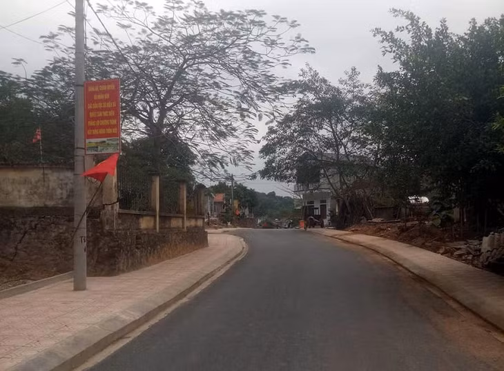 Tuyến đường thôn Tiên Hải, xã Điền Xá vừa được xây mới cũng đã hoàn thành đưa vào phục vụ nhân dân địa phương dịp Tết Nguyên đán Canh Tý 2020. (Ảnh chụp tháng 1/2020).