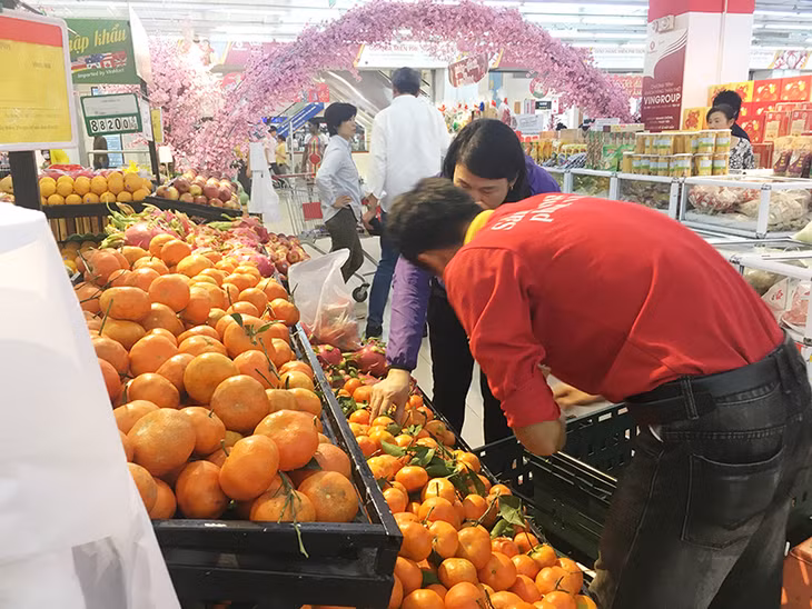 Hàng hóa được nhân viên siêu thị Vinmart bổ sung liên tục đáp ứng nhu cầu mua sắm của người dân.