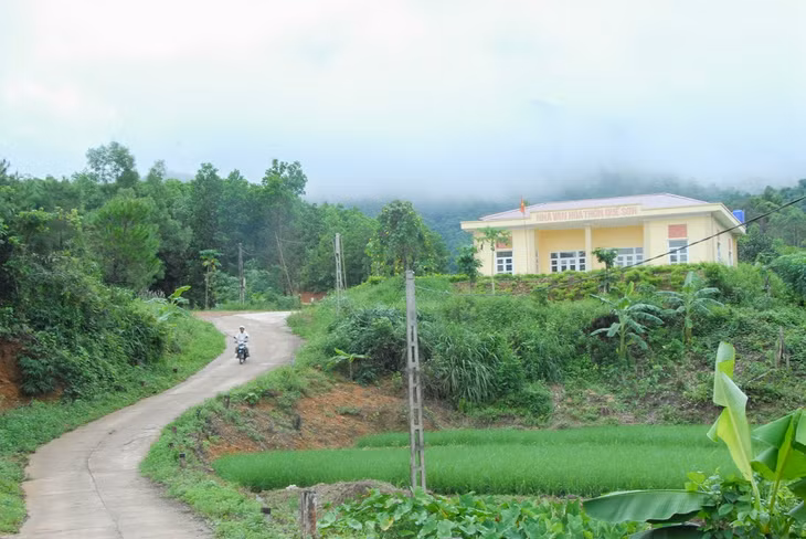 Thôn vùng cao Quế Sơn (xã Đông Ngũ, huyện Tiên Yên) đã có đường giao thông,nhà văn hóa được đầu tư xây dựng khang trang.