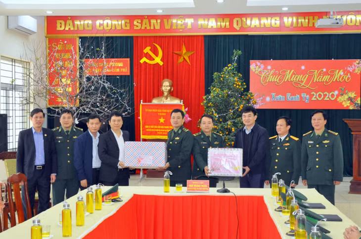 Phó Bí thư Thường trực Tỉnh ủy Ngô Hoàng Ngân thăm, tặng quà tết CBCS Đồn