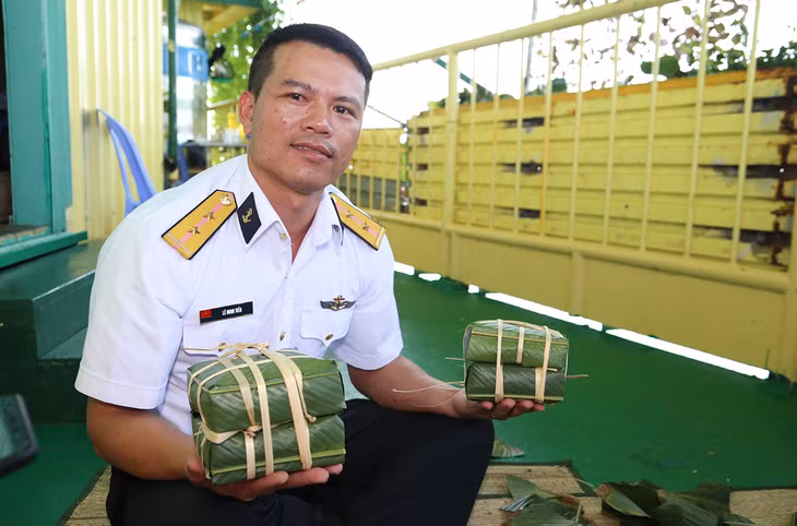 Niềm vui của Trung úy QNCN Lê Minh Tiến, Nhân viên ra đa Nhà giàn DK1/10 sau khi gói xong những chiếc bánh chưng Tết;