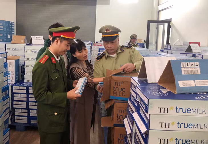 Đoàn Kiểm tra liên ngành của TP Uông Bí kiểm tra kho hàng của một cơ sở kinh doanh trên địa bàn.