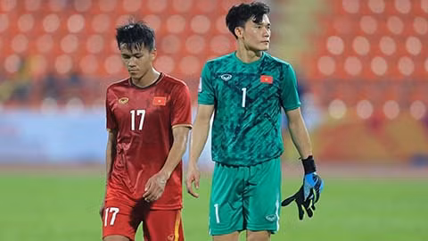 Gần như ngay sau khi để đối thủ gỡ hòa bằng pha bắt bóng thiếu cảm giác, Bùi Tiến Dũng đã bị gọi tên trên khắp các diễn đàn. Có người chỉ trích, có người mất dần sự kiên nhẫn, cảm thông, nhưng cũng có người bao dung, bởi sai lầm này đã đẩy U23 Việt Nam từ chỗ tự tin cao độ sang đánh mất nhịp điệu trong thi đấu.